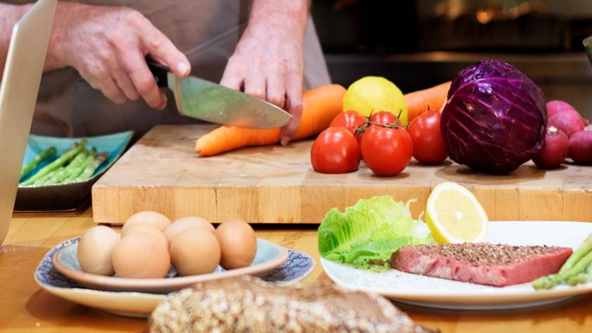 homens na cozinha