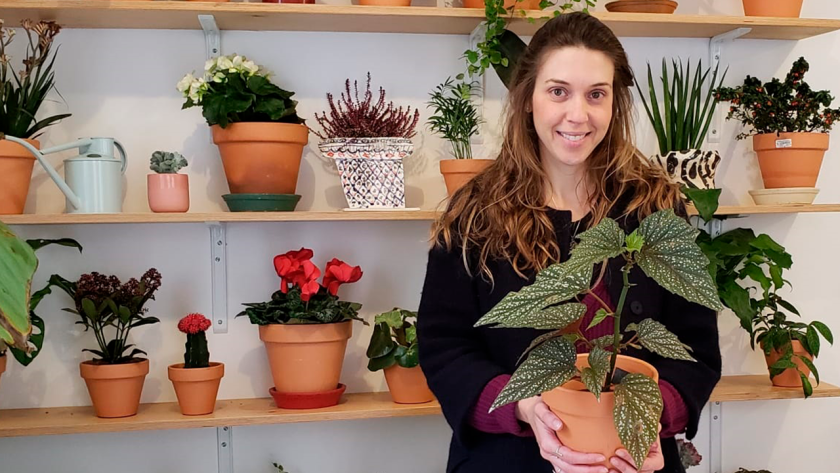 Marina Tadeu segurando uma planta