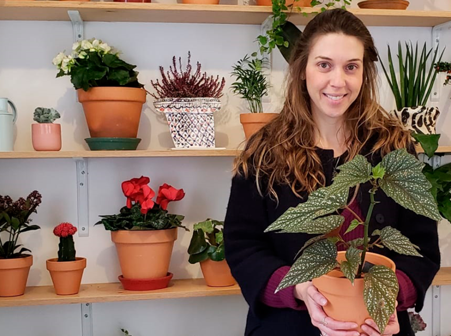 Marina Tadeu segurando uma planta