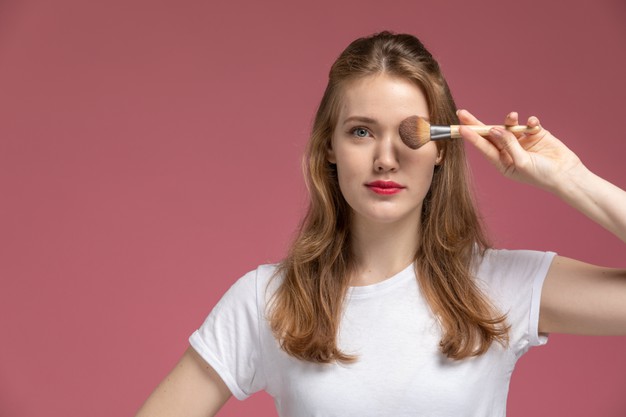 Cuidado no Halloween: entenda o perigo de fazer maquiagem nos olhos