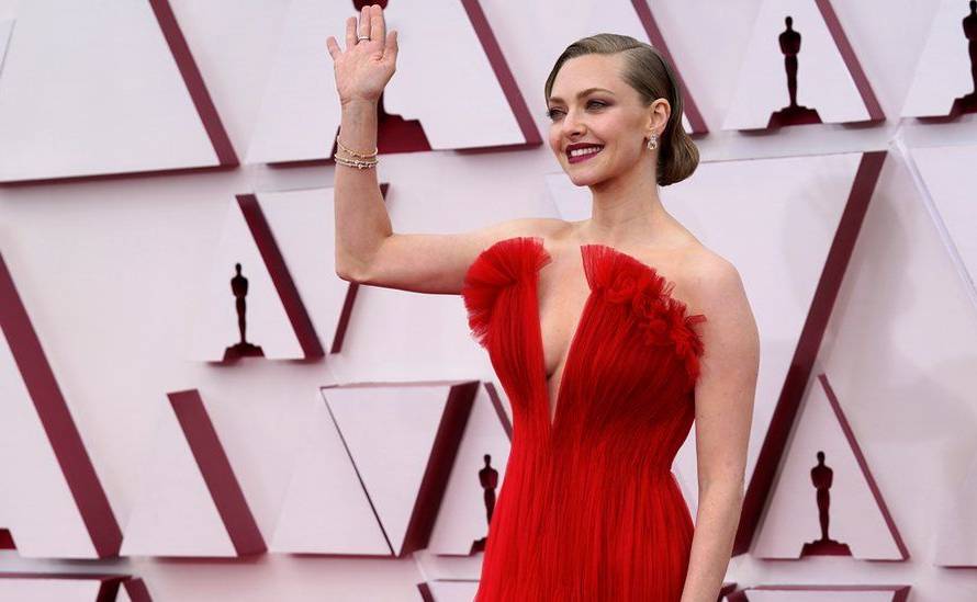 Looks do Oscar 2021: os que mais bombaram no red carpet! - Atriz Amanda Seyfried usando um vestido vermelho com decote em v