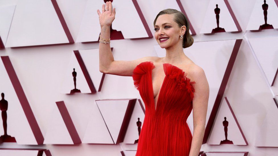 Looks do Oscar 2021: os que mais bombaram no red carpet! - Atriz Amanda Seyfried usando um vestido vermelho com decote em v