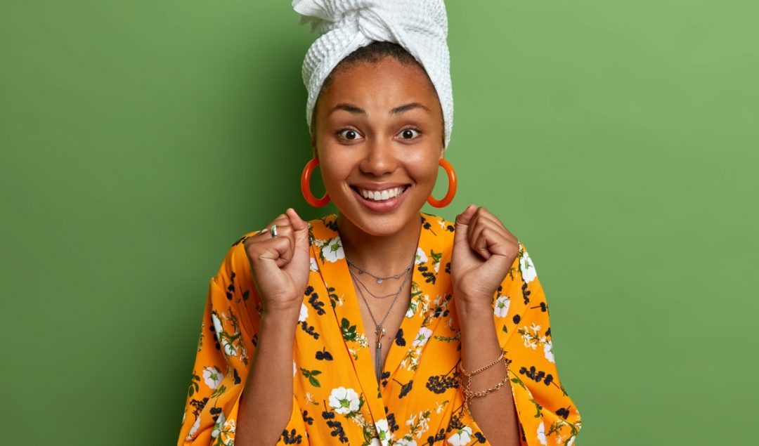 Eco beauty: 6 MARAVILHOSAS marcas veganas para cabelo - Mulher usando uma camiseta laranja e um turbante