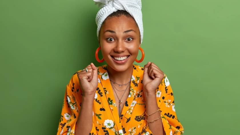 Eco beauty: 6 MARAVILHOSAS marcas veganas para cabelo - Mulher usando uma camiseta laranja e um turbante