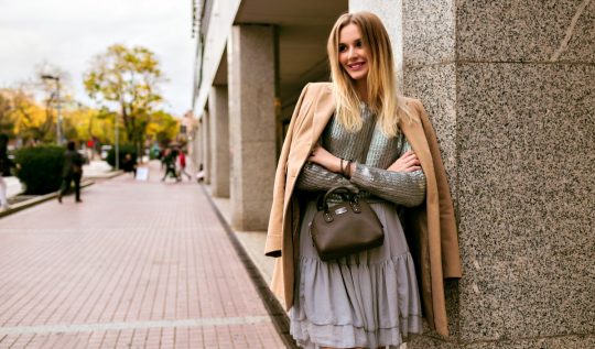 Outono/Inverno de A a Z: todas as peças e tendências - Mulher usando um vestido cinza e um casaco