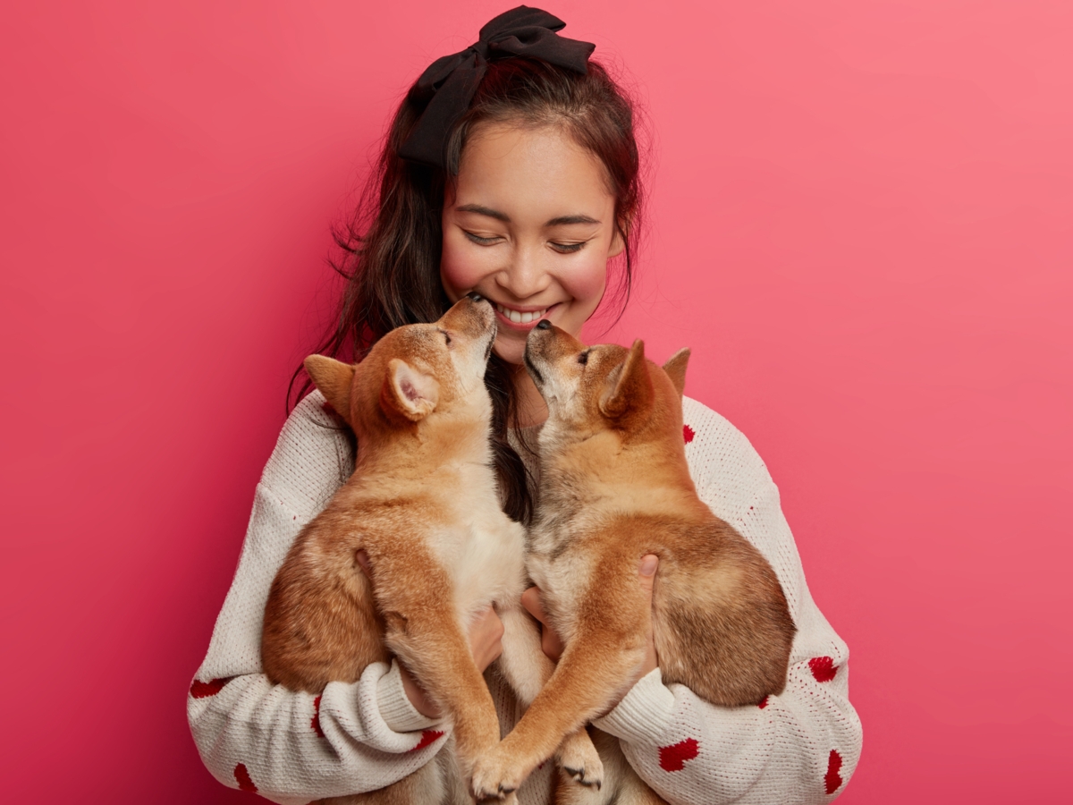 Pet lover: como adotar um animal com consciência? - Mulher com dois filhotes