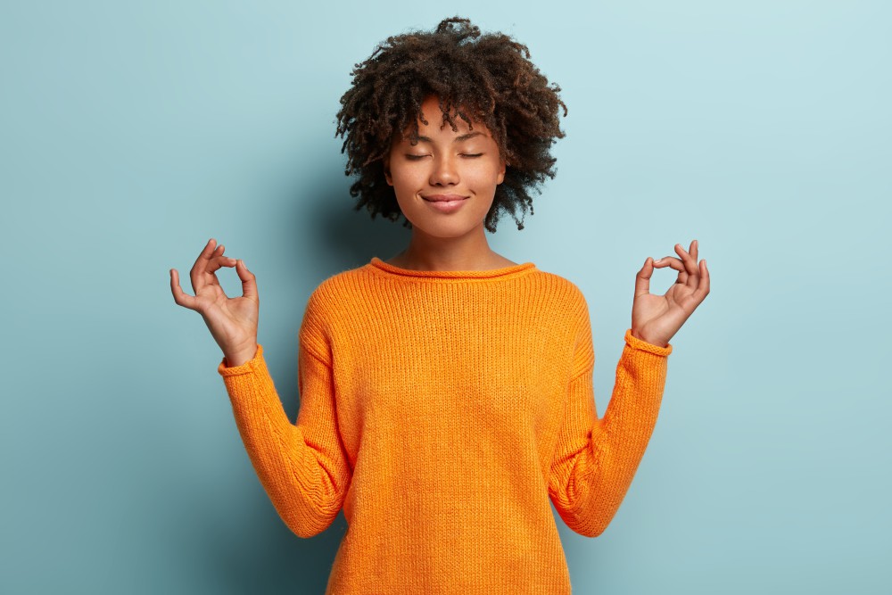 Chakras desequilibrados: o que são e como alinhá-los? - Mulher meditando