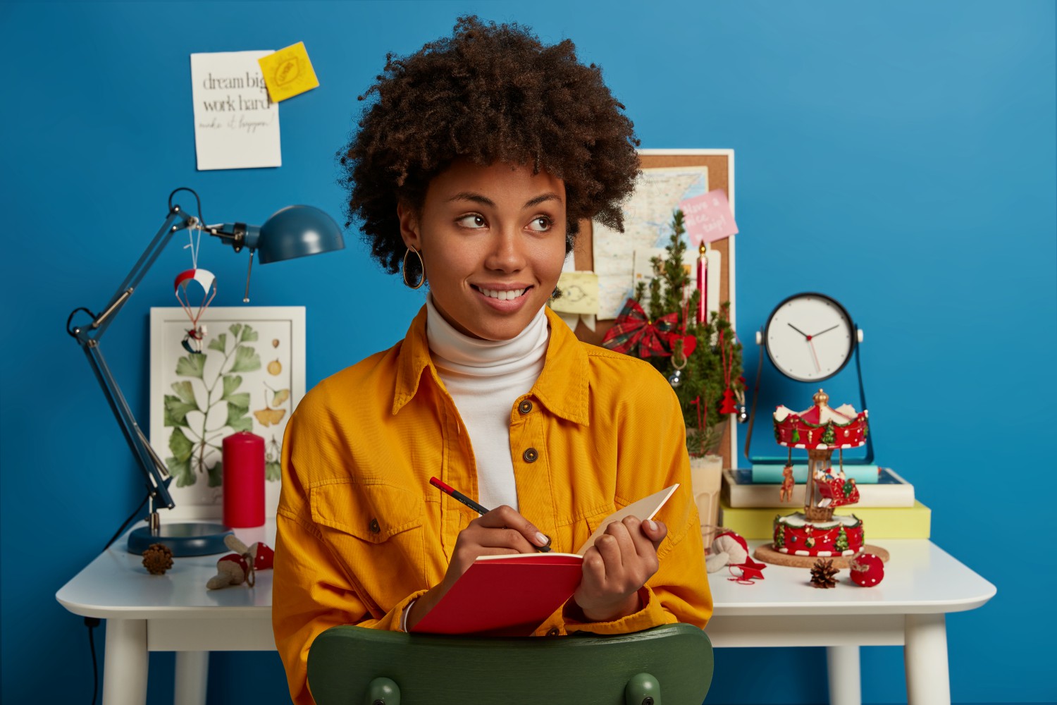 Guia de Iluminação: o que você precisa saber para criar um décor incrível - mulher decorando studio