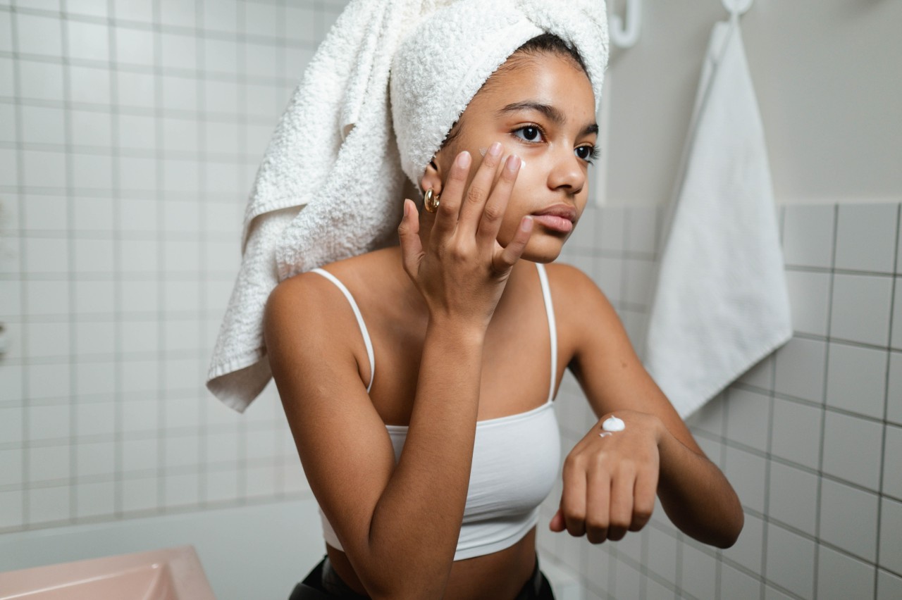 4 dicas infalíveis para desinchar os olhos - Mulher fazendo skincare