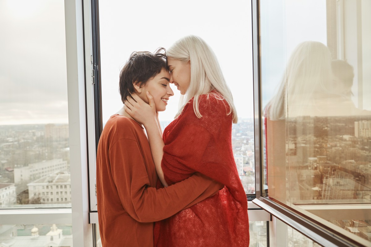 Sinastria amorosa: como ter uma ajudinha dos astros no amor - Casal em frente a vista da cidade