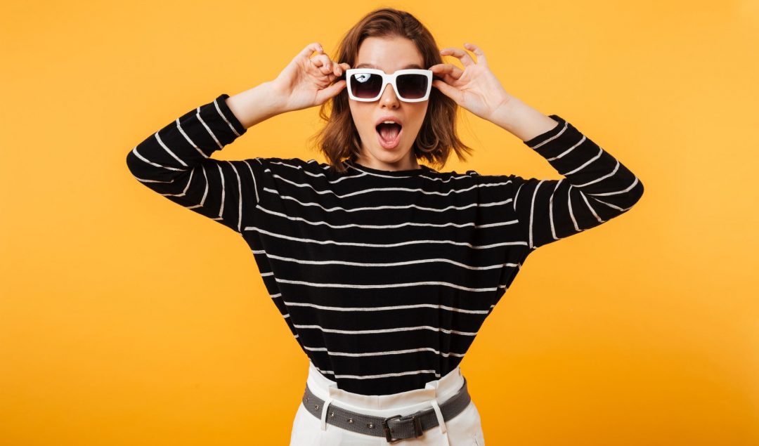 portrait of a joyful girl in sunglasses posing 2 1080x635 - Veja como inserir acessórios ao seu estilo