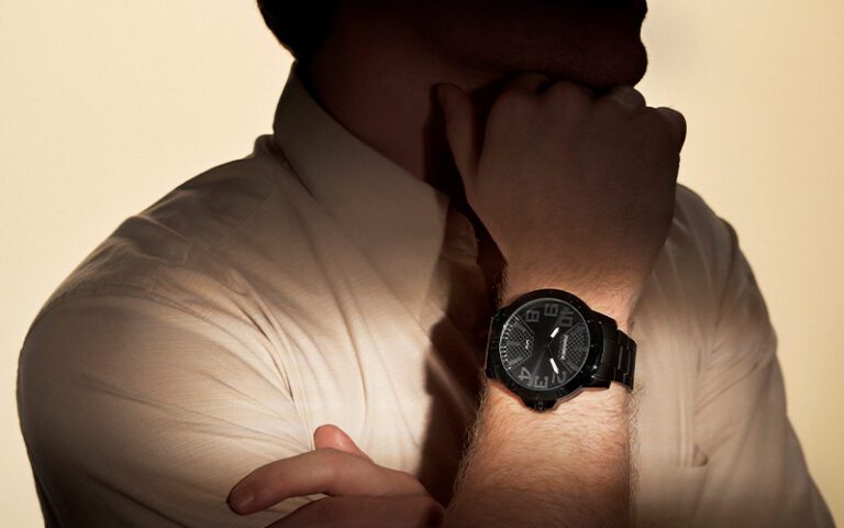 Em qual braço usar o relógio? Te contamos aqui! - Blog da Mondaine